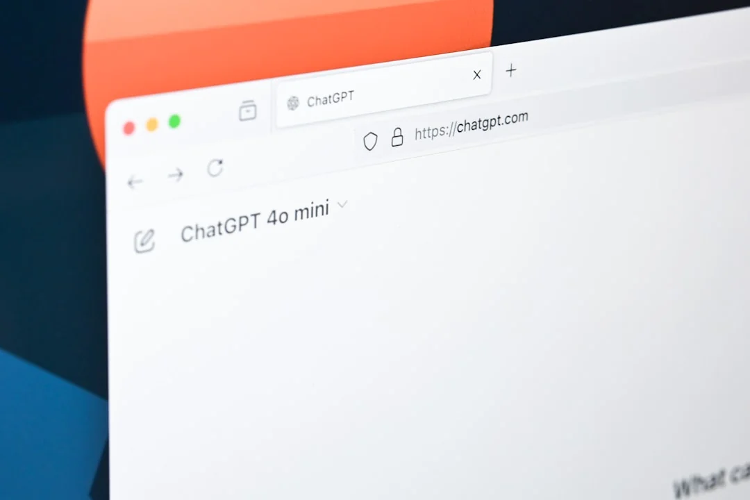 Un espace de travail soigné présentant un carnet de croquis avec des wireframes, un smartphone et un clavier sur un bureau en bois.